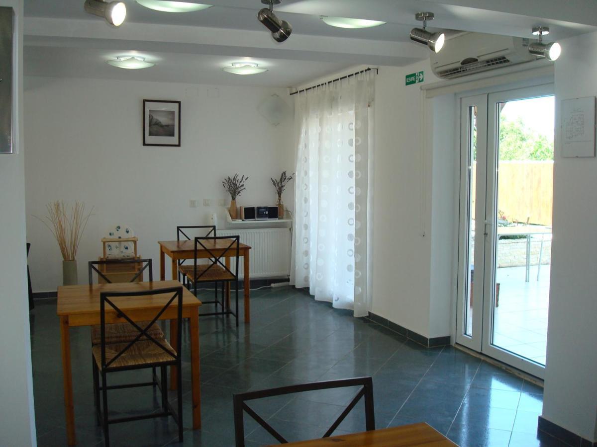 קוסטינסטי Pension Oasis מראה חיצוני תמונה